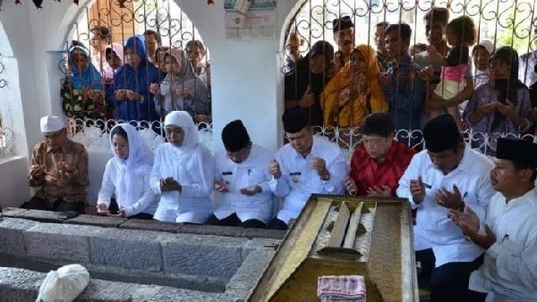 Puan Maharani Berdoa Di Makam Syekh Burhanuddin Ulakan