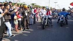 Abdul Somad Naik Motor Gede Harley Davidson Saat Menuju Panggung Ceramah Di Pantai Padang