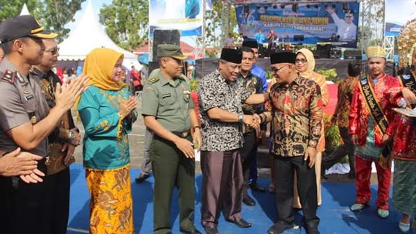 Ketua Dprd Pasbar Farizal Hafni Didampingi Bupati Pasaman Barat Yulianto Saat Membuka Pasbar Expo Dalam Rangka Hut Ke 16