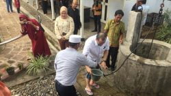 La Nyalla Sempatkan Sholat Dhuhur Di Rumah Pengasingan Soekarno