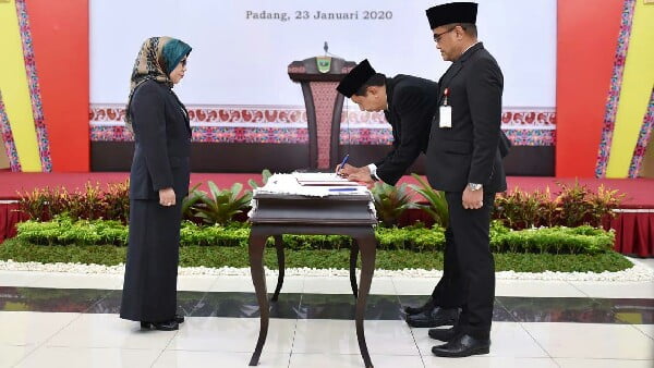 Wakil Ketua Dewan Komisioner OJK Nurhaida resmi melantik Misran Pasaribu sebagai Kepala OJK Perwakilan Sumatera Barat, di Auditorium Gubernur Sumbar, Kamis (23/1/2020)