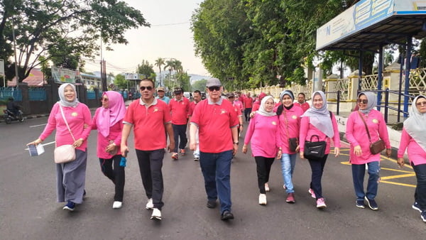 Wakil Gubernur Sumatera Barat Nasrul Abit Disela-Sela Acara Melepas Gerak Jalan Santai Dalam Rangka Hut Perkumpulan Rohana Koedoes Ke-4 Di Halaman Kantor Gubernur Sumbar,