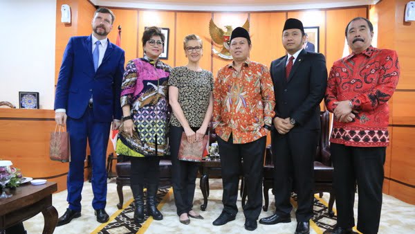 Wakil Ketua Dpd Ri Sultan B. Najamudin Didampingi Wakil Ketua Bksp Dpd Ri Tb. M. Ali Ridho Azhari, Anggota Dpd Ri Provinsi Sulawesi Utara Maya Rumantir, Dan Sekretaris Jenderal Dpd Ri Reydonnyzar Moenek Menerima Dubes Polandia Beata Stoczynka Di Nusantara Iii Komplek Parlemen, Jakarta, Jumat (24/1/2020)