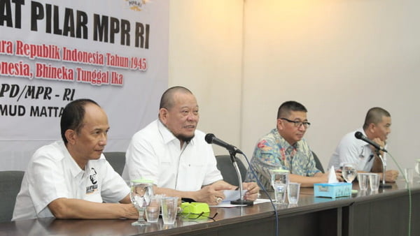 Ketua Dpd Ri Aa La Nyalla Mahmud Mattalitti Mengisi Acara Sosialisasi Empat Pilar Mpr Ri Kepada Kalangan Muda Millenial Di Graha Kadin Jawa Timur, Sabtu (8/2/2020)