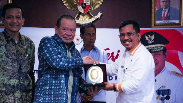 Rapat Kerja Ketua Dpd Ri Aa La Nyalla Mahmud Mattalitti Dengan Sekda Provinsi Kepri Arif Fadillahdi