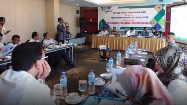 Sekda Irwandi Dalam Acara Focus Group Discusion (Fgd) Tentang Implementasi Program Bpjs Ketenagakerjaan, Di Emersia Hotel Batusangkar Rabu (5/2/2020).