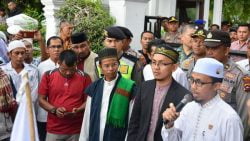 Wakil Ketua Dprd Sumbar Dihadapan Para Demo