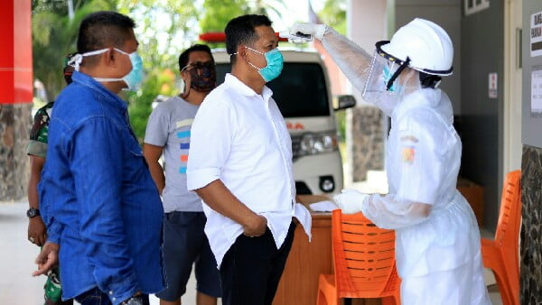 Ketua Dprd Kota Solok Melihat Kesiapan Dan Memeriksa Ketersediaan Alat Perlengkapan Tenaga Medis Yang Mengangani Covid 19