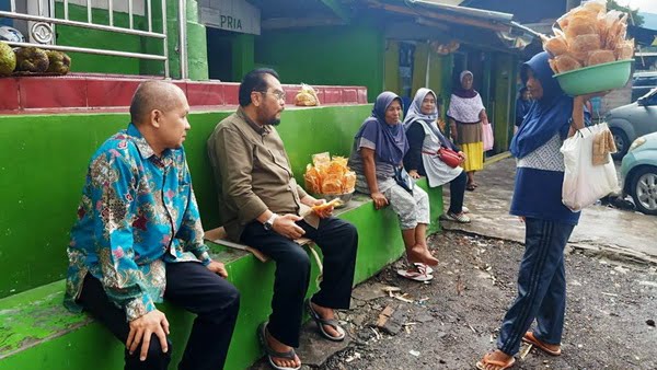 H Leonardy Harmainy, Dt Bandaro Basa Tetap Berbincang-Bincang Dengan Pedagang,