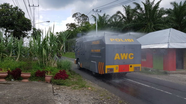 Polres Pasaman Barat Lakukan Penyemprotan Cairan Disinfektan Di Beberapa Ruas Jalan Yang Ada Diwilayah Hukum Polres Setempat