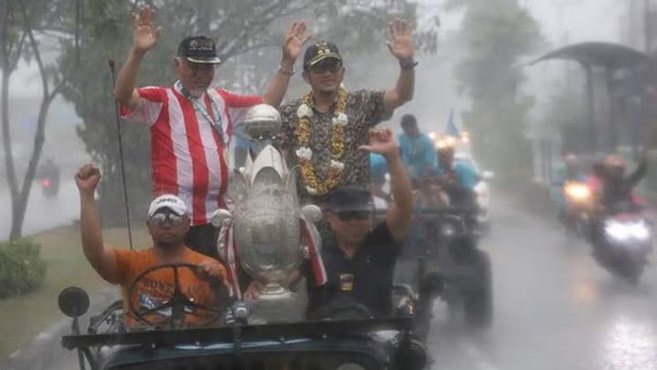 Walikota Padang Bersama Wakil Walikota Arak Piala Soeratin Keliling Kota Padang