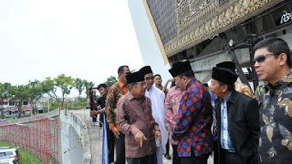 Pj Gubernur Sumbar Reydonnyzar Moenek Bersama Wapres Jusuf Kalla Di Masjid Raya Sumbar, Saat Kunjungan Tahun 2015.