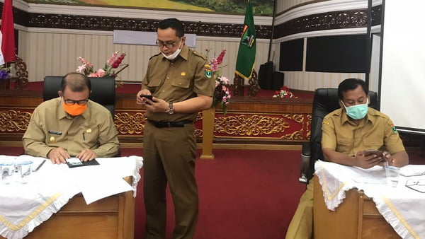 Wakil Gubenur Sumatera Barat Nasrul Abit Pada Usai Pembahasan Dengan Opd Terkait Dalam Pelaksanaan Rapat Terbatas Persiapan Posko Perbatasan Wilayah Sumbar