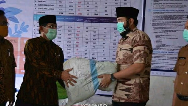 Asril Aziz Menyerahkan 14 Ribu P Cs Masker (Foto Komimfo).