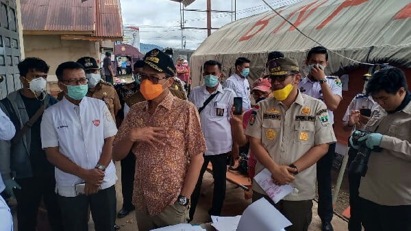 Gubernur Sumbar Saat Meninjau Posko Gugus Tugas Penanganaan Covid 19.Jpg