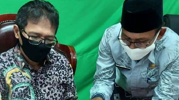 Gubernur Sumbar Saat Menandatangani Pencairan Dana Jaringan Pengaman Sosial