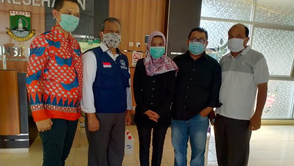 Ketua Umum PUB juga sebagai Wakil Ketua Dewan Penasehat SMSI Pusat Taufiequrachman Ruki serahkan bantuan APD kepada RSUD Banten.