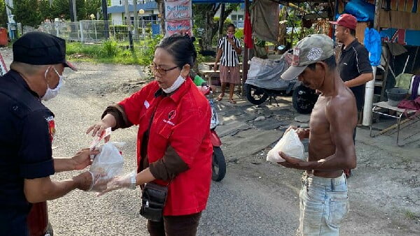 Pdip Bagikan Nasi Bungkus Untuk Berbuka