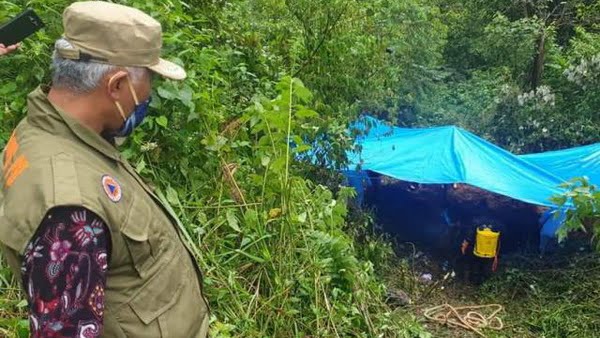 Walikota Padang Menyaksikan Pemakaman Mayat Yang Meninggal Karena Virus Corona Di Talamau Pasaman Barat