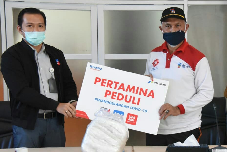 Pertamina Serahkan Apd Pada Walikota Padang