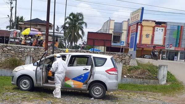 Petugas Rsud Sungai Dareh Membawa Sopir Yang Mengalami Panas Tinggi Dan Sesak Nafas