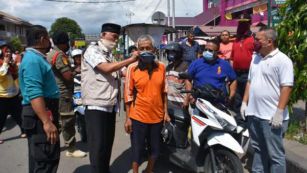 Walikota Padang Pasangkan Masker Pada Pengendara