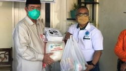 Wakil Gubernur Sumbar Nasrul Abit menyerahkan bantuan sosial bagi warga Air Haji kurang mampu di Kota Padang