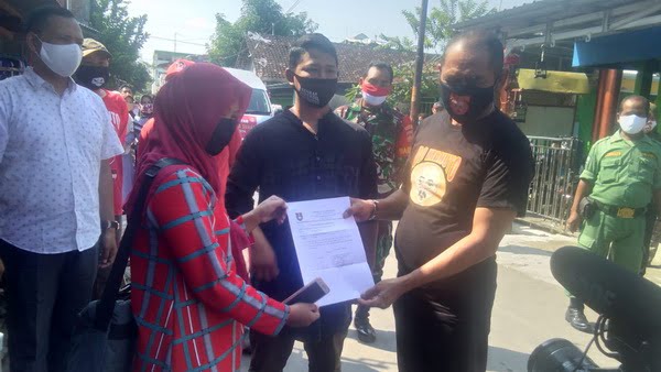 Babinsa Kelurahan Semanggi Koramil 05 Pasar Kliwon Kodim 073 Surakarta Serda Maryono sambut Pemulangan warga usai di karantina (foto ist)