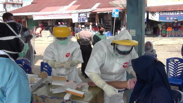 Rapid Test Terhadap Klaster Pedagang Pasar Pulau Punjung Dan Ibu Hamil Sebagai Upaya Mencegah Penyebaran Covid-19 (Foto Eko - Spirit Sumbar)