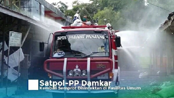 Damkar Kembali Melakukan Peyemprotan Disinfektan Pada Fasilitas Umum Padang Panjang. ( Foto; Kominfo)