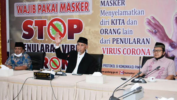 Walikota Mahyeldi Didampingi Kadis Pendidikan Habibul Fuadi Dan Kabag Protokol Dan Komunikasi Pimpinan Amrizal Rengganis Saat Membuka Mtq Ramadhan Online Antar Pelajar Dan Mahasiwa (Foto Hms)