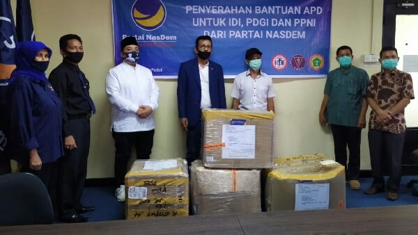 Dpw Partai Nasdem Serahkan Bantuan Apd Pada Tenaga Kesehatan