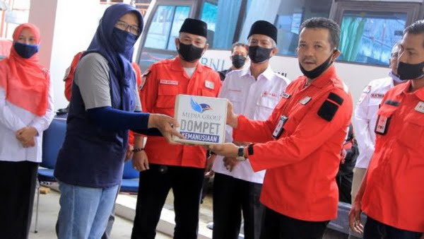 Yayasan Media Group (Metro Tv, Media Indonesia Memberikan Bantuan Alat Pelindung Diri (Apd) Kepada Ketua Pmi Kota Solok, Yutris Can Se