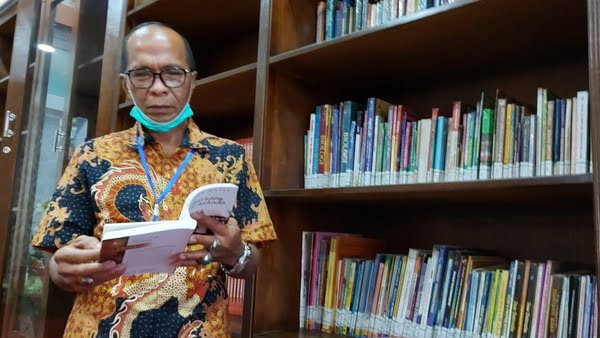 Hm Nurnas Saat Memanfaatkan Perpustakaan Bung Hatta Di Tri Arga Buittinggi