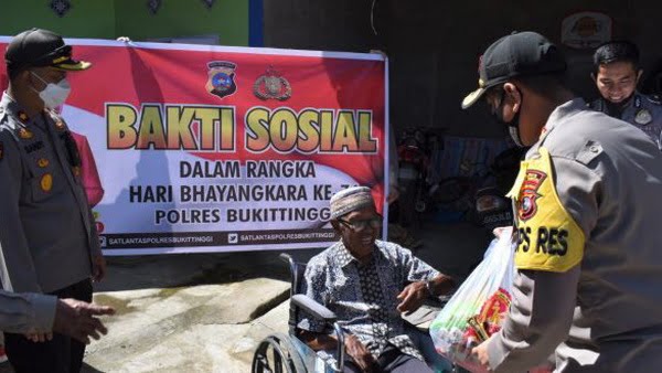 Kapolres Bukittinggi Akbp Iman Pribadi Santoso, Sik., Mh Serahkan Bantuan Sembako