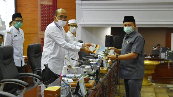 Ketua Fraksi Pan Dprd Sumbar, Muhayatul Menyerahkan Pandangan Fraksi Pada Pimpinan Rapat Paripurna Terhadap Ranperda Pertanggungjawaban Pelaksanaan Apbd Tahun 2019