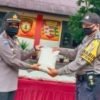 Kapolres Payakumbuh AKBP Dony Setiawan serahkan bantuan beras secara simbolis