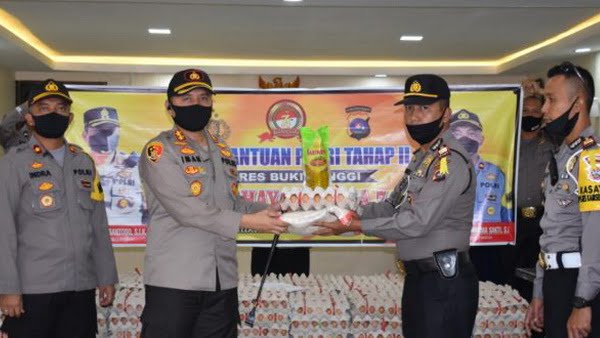 Indahnya Berbagi, Kapolres Bukittinggi Akbp Iman Pribadi Santoso, S.ik Kembali Salurkan Bantuan Sosial