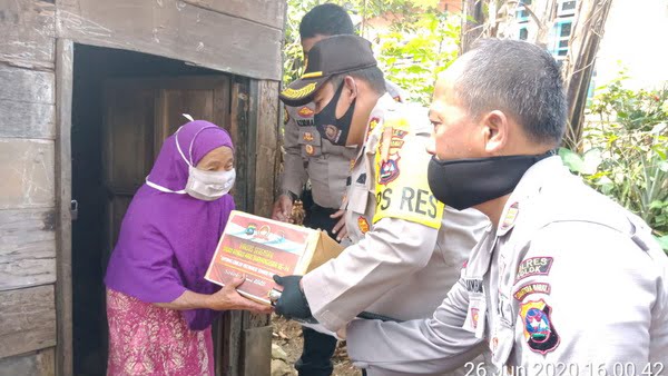 Dalam Rangka Hari Bhayangkara Ke 74, Kapolres Kabupaten Solok Akbp. Azhar Nugroho Sh, S.ik.m.si. Berikan Sembako Dan Bersilaturahmi Dengan Masyarakat Jorong Tabek