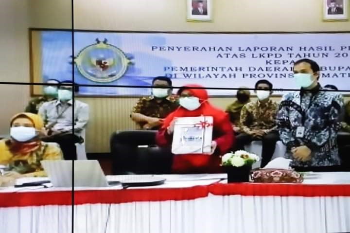 Kepala Bpk Perwakilan Provinsi Sumatera Barat Yusna Dewi Serahan Lhp Atas Lkpd Kota Solok Tahun 2019 Secara Virtual