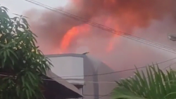 Kebakaran Melanda Kawasan Banda Olo, Belakang Lintas Andalas, Kecamatan Padang Barat, Kota Padang, Sumatera Barat (Sumbar), Selasa, 14 Juli 2020, Sekira Pukul 18.30 Wib.