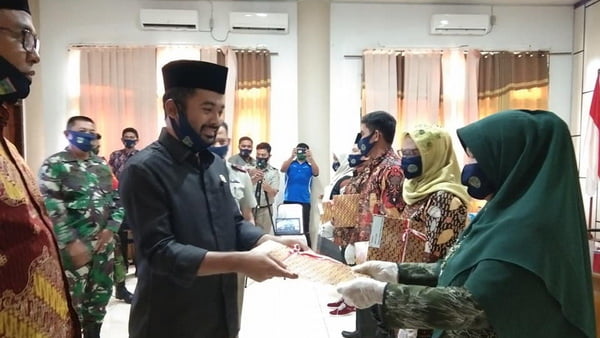 Ketua Dprd Solsel Dan Plt Bupati Serahkan Sertipikat Tanah Pada Masyarakat