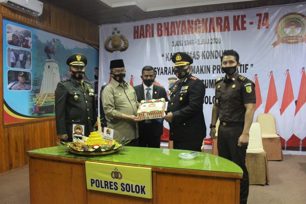 Bupati Solokgusmal Serahkan Kue Ulang Tahun Kepada Kapolres Solok Arosukaakbp Azhar Nugrohosik