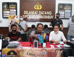 Kapolres Payakumbuh, Akbp Dony Setiawan. Sik Mh Didampingi Kasat Reskrim, Akp Moch Rosidi Dan Kasat Intelkam, Akp Luhur Fachri Utomo Memberikan Keterangan Pers