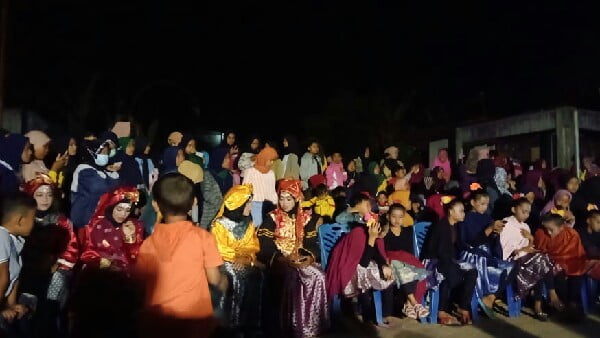 Masyarakat Nagari Simarasok Menikmati Pergelaran Seni Anak Nagari 