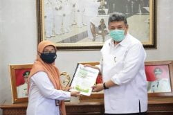 Walikota Solok Zul Elfian Menandatangani Berita Acara Serah Terima Dan Naskah Hibah Barang Milik Negara