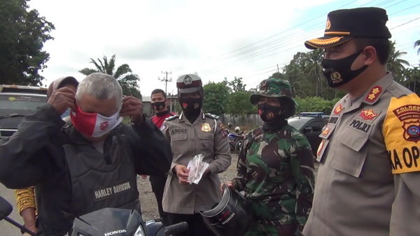 Berbagi Masker Jelang Hut Ri