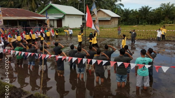 Upacara Hut Ri Ke 75 Di Sawah Berlumpur