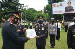 Kapolres Payakumbuh Berikan Penghargaan Kepada Personil Yang Berprestasi