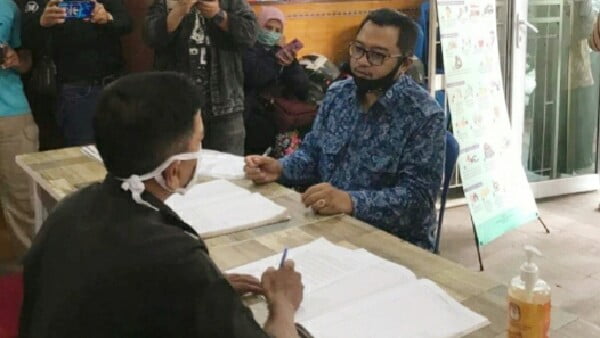 Fauzan Haviz Memasukkan Surat Peringatan Ketiga Ke Kpu Bukittinggi, Sehubungan Kisruh Pengurus Dpd Pan Bukitinggi. (Foto : Dok)